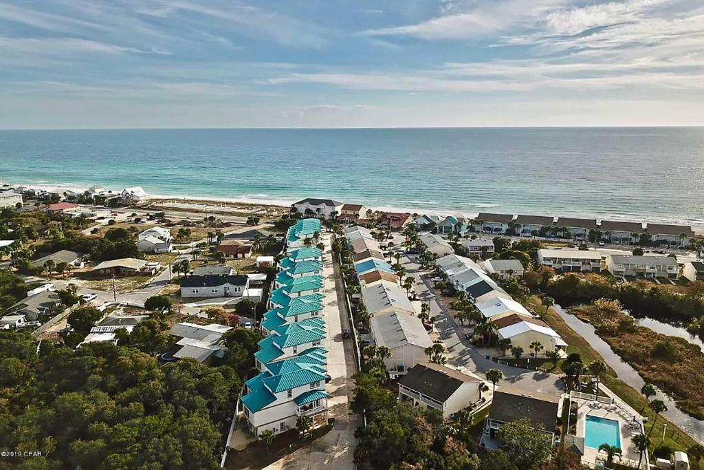 una vista aérea de un complejo cerca del océano en Sunny PCB Home with Balcony Steps to the Beach!, en Panama City Beach