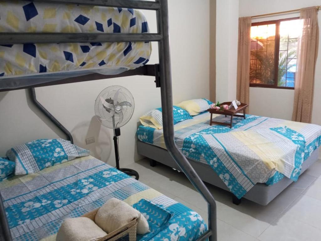 - une chambre avec 2 lits superposés et un ventilateur dans l'établissement Aqualina, à Don Juan