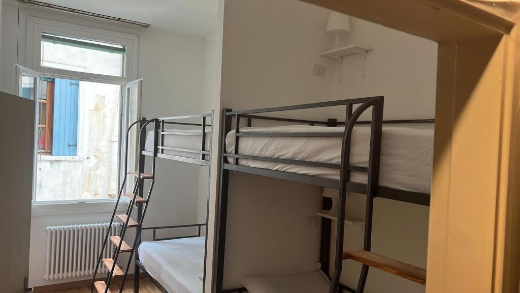 Postel nebo postele na pokoji v ubytování FORESTERIA SOCIALE VENICE SAN MARCO by NEW GENERATION HOSTEL