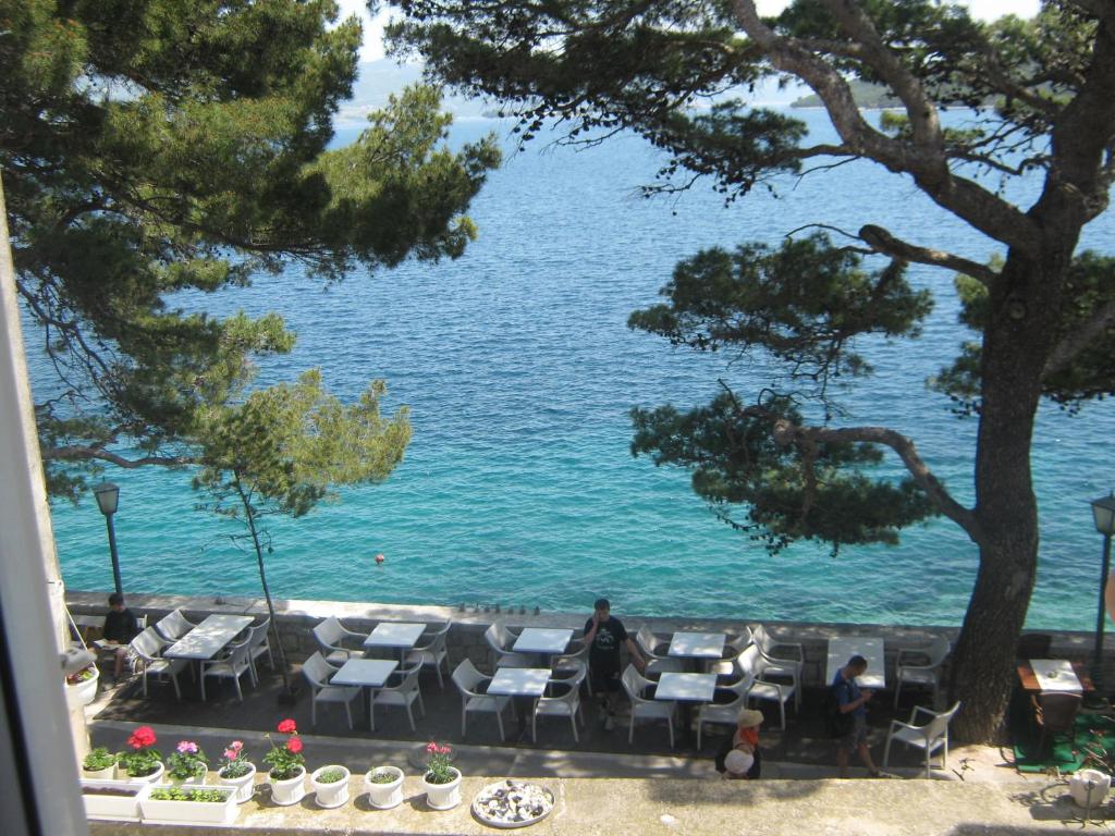 een uitzicht op het water vanaf het balkon van een hotel bij Apartment Josip in Korčula