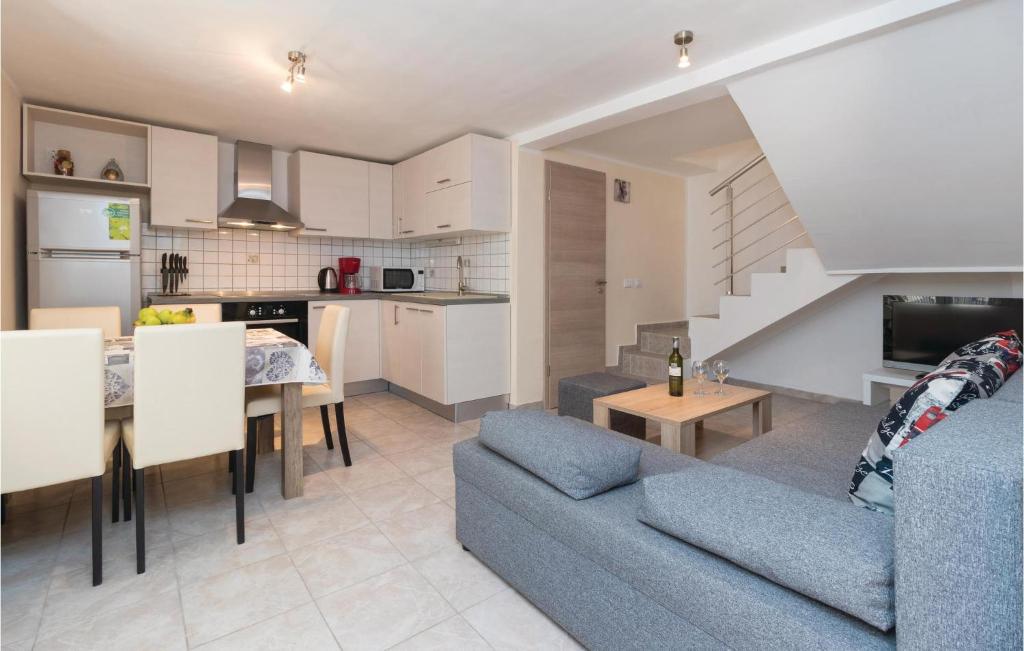 Kuchyňa alebo kuchynka v ubytovaní Two-Bedroom Holiday Home In Zadar