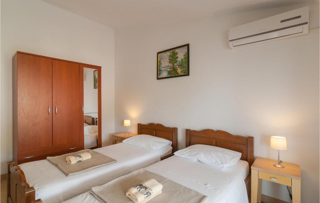 Postel nebo postele na pokoji v ubytování Gorgeous Apartment In Supetar-Splitska