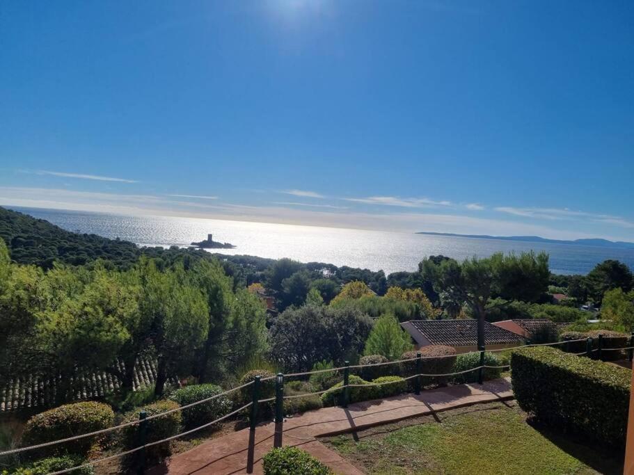 een uitzicht op de oceaan vanuit een huis bij Cap Esterel appartement rénové VUE MER MAGNIFIQUE ! in Drammont