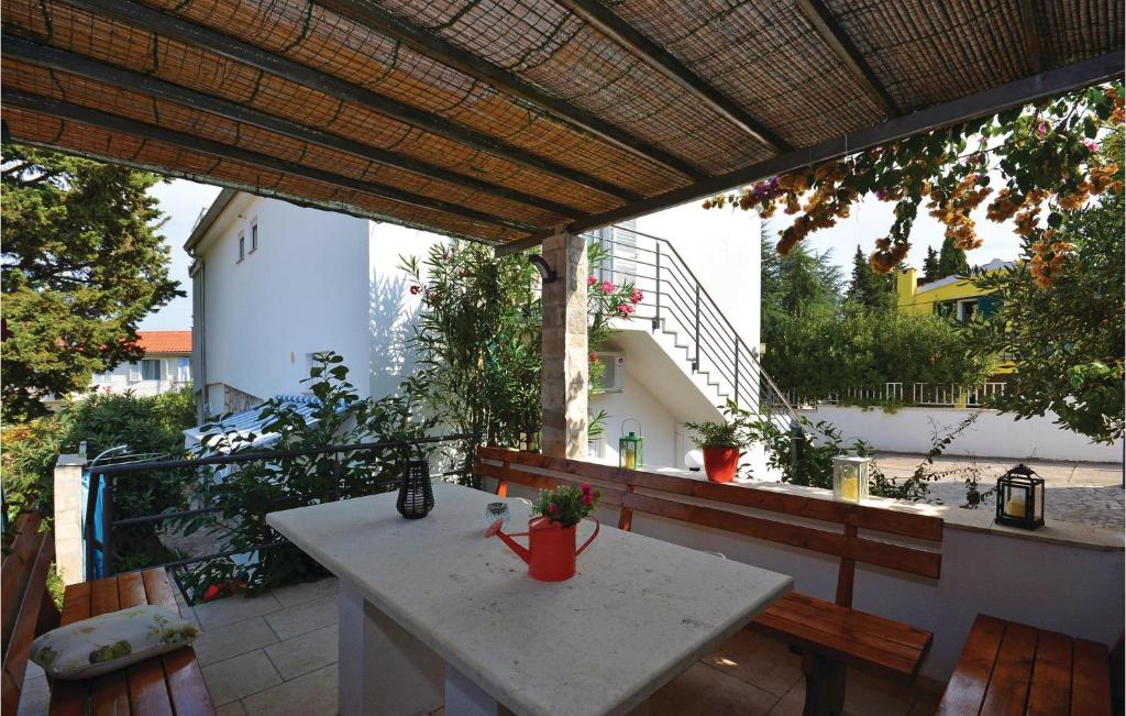 eine Terrasse mit einem weißen Tisch und Stühlen sowie einem Balkon in der Unterkunft Gorgeous Apartment In Stari Grad With Kitchen in Stari Grad