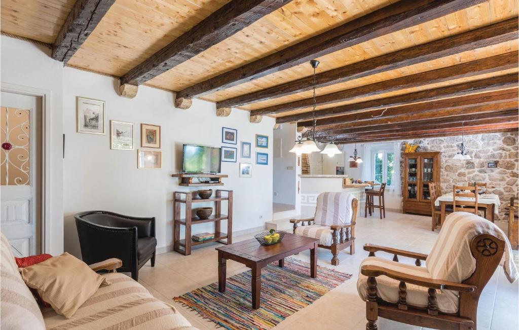 TV a/nebo společenská místnost v ubytování Four-Bedroom Holiday Home In Orebic