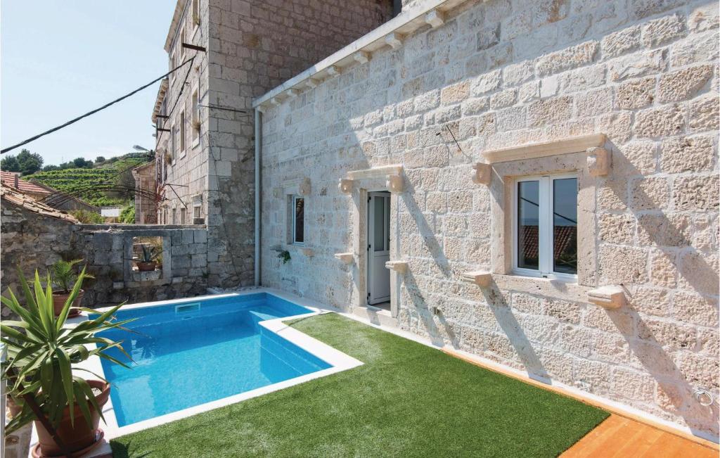 Bazén v ubytování Four-Bedroom Holiday Home In Orebic nebo v jeho okolí