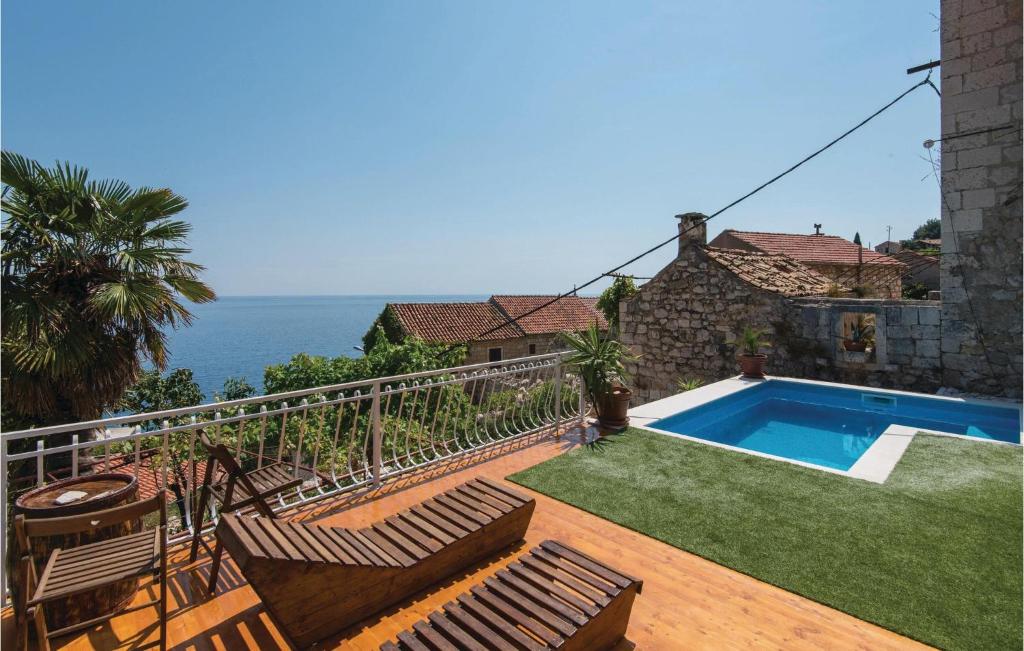 Bazén v ubytování Four-Bedroom Holiday Home In Orebic nebo v jeho okolí