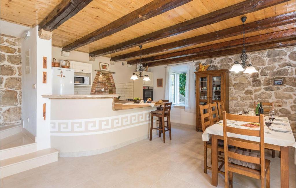 Kuchyň nebo kuchyňský kout v ubytování Four-Bedroom Holiday Home In Orebic