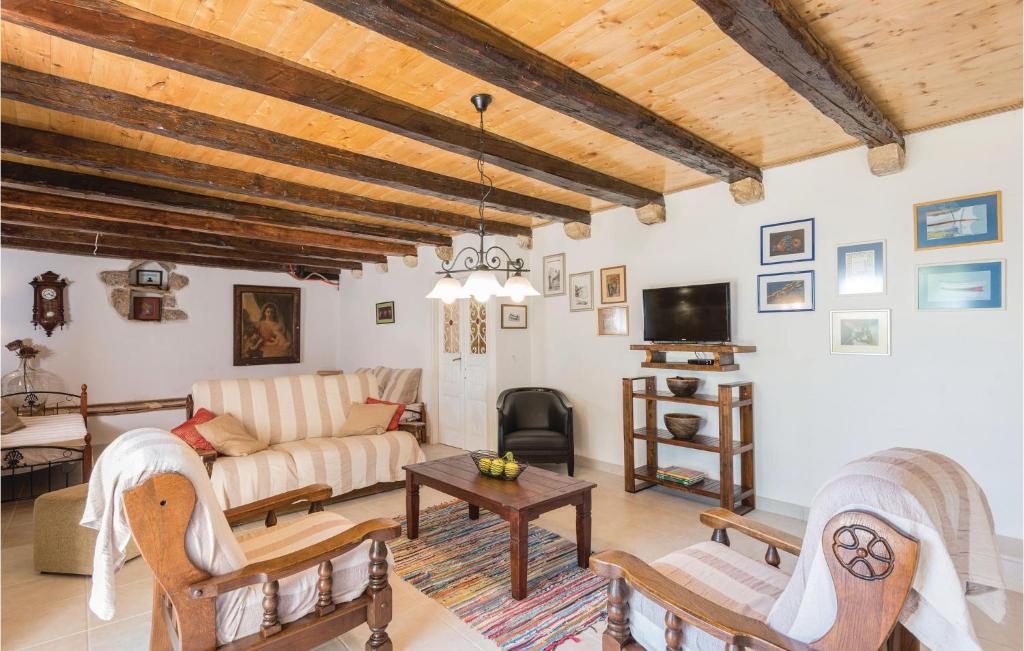 TV a/nebo společenská místnost v ubytování Four-Bedroom Holiday Home In Orebic