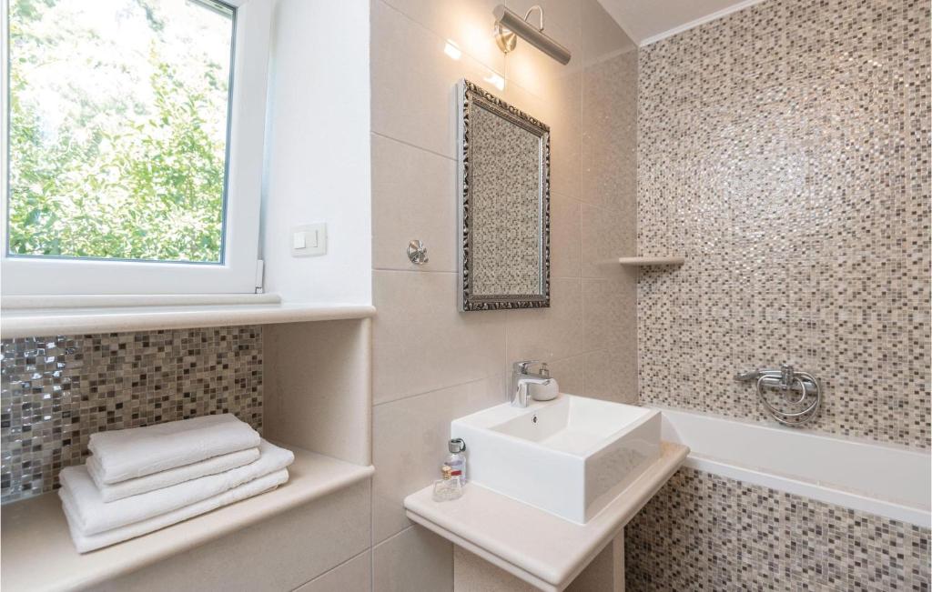 Koupelna v ubytování Four-Bedroom Holiday Home In Orebic