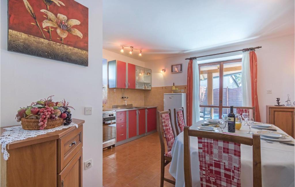 Kuchnia lub aneks kuchenny w obiekcie Holiday Home Pula Pomer