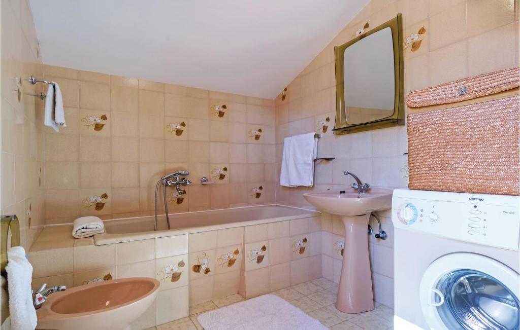 Łazienka w obiekcie Holiday Home Pula Pomer