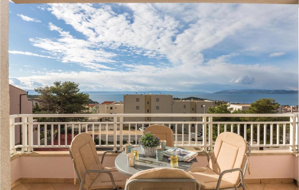 patio con mesa y sillas en el balcón en Stunning Apartment In Makarska With 1 Bedrooms And Wifi en Makarska