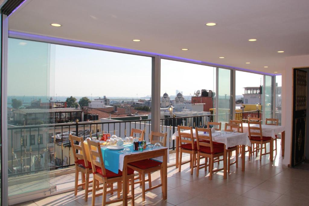 d'une salle à manger avec une table et des chaises sur un balcon. dans l'établissement Ottoman Time Hotel, à Istanbul