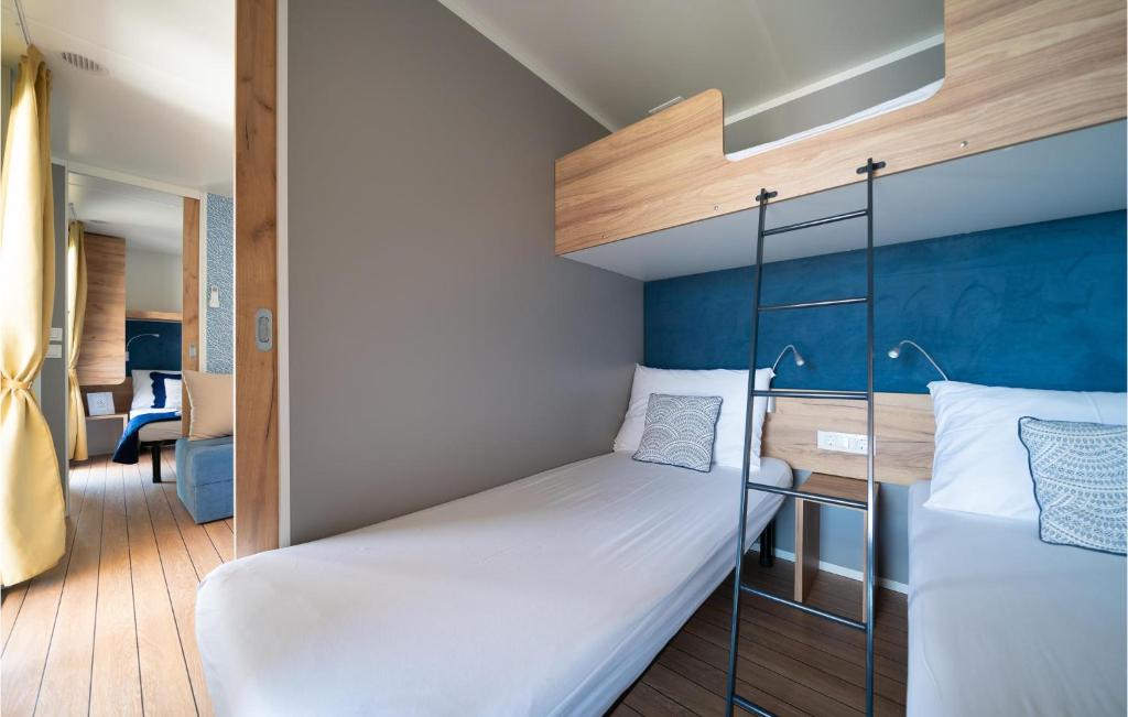 Posteľ alebo postele v izbe v ubytovaní 12 Bedroom Nice Home In Drage