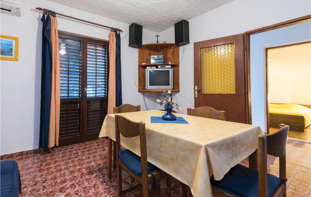 Fotografia z galérie ubytovania Three-Bedroom Holiday Home in Potomje v destinácii Potomje