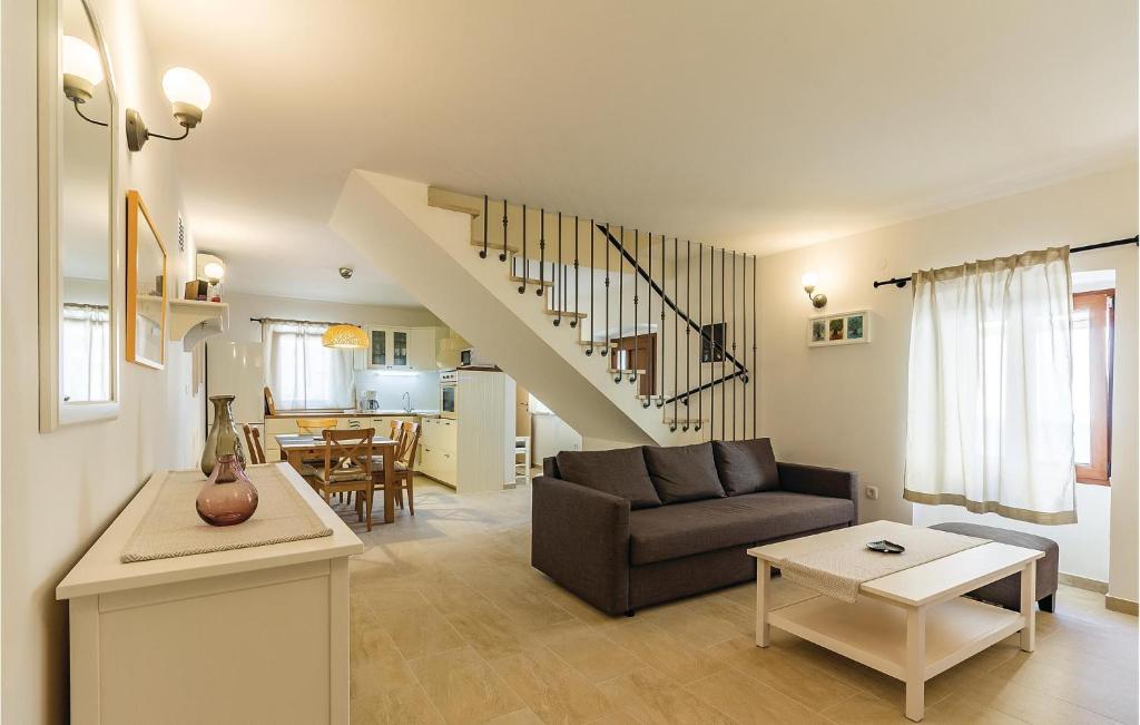 salon z kanapą i stołem w obiekcie Holiday Home Medulin Ii w Medulinie