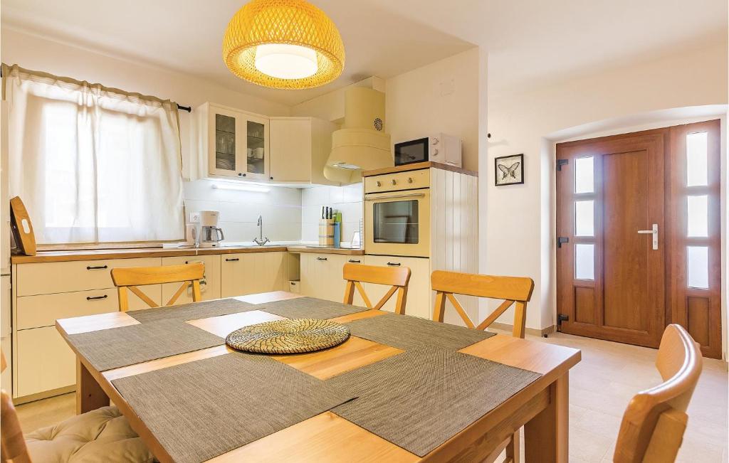 Kuchnia lub aneks kuchenny w obiekcie Holiday Home Medulin Ii