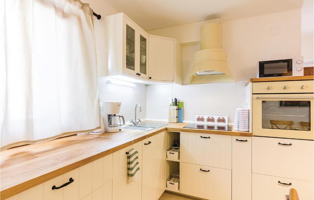 Kuchnia lub aneks kuchenny w obiekcie Holiday Home Medulin Ii