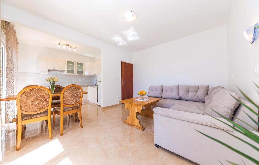 Three-Bedroom Apartment In Kastel Gomilica