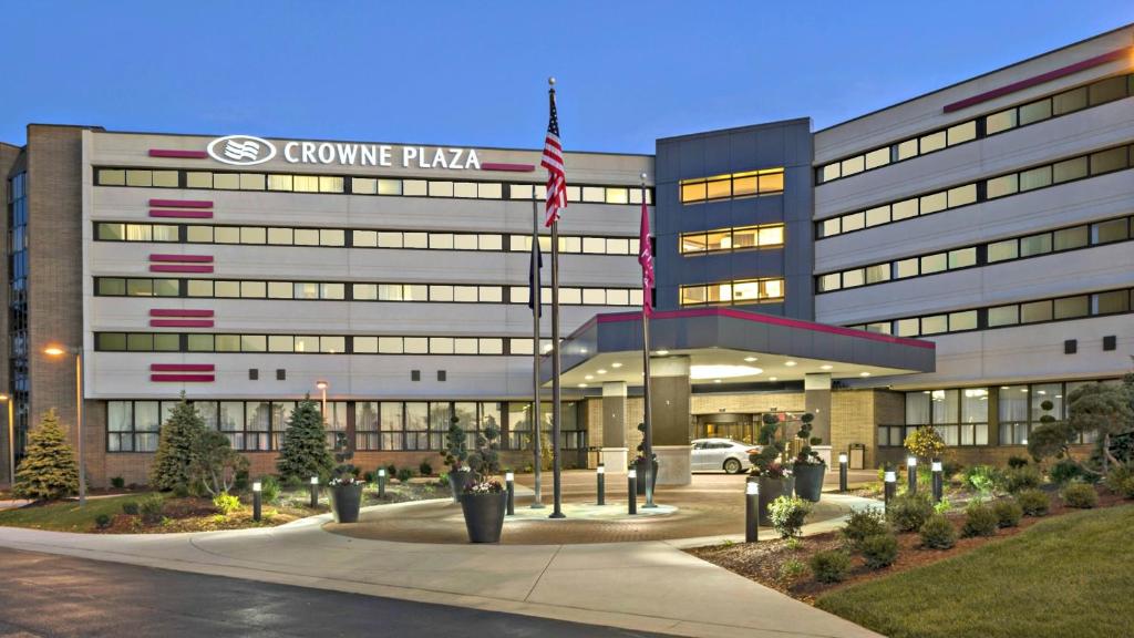 un bâtiment doté d'un drapeau devant lui dans l'établissement Crowne Plaza Lansing, an IHG Hotel, à Lansing