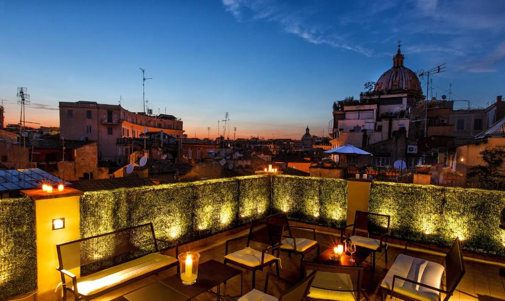 un patio en la azotea con luces en un edificio en Hotel Smeraldo, en Roma