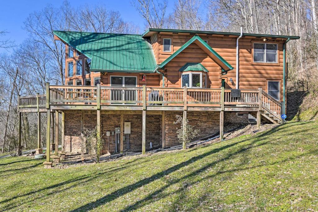 Holiday home Center Hill Lake Cabin with Hot Tub and Deck!, Smithville