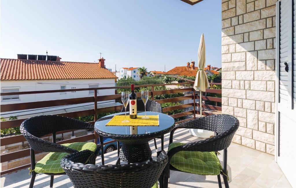 taras ze stołem i krzesłami na balkonie w obiekcie Amazing Apartment In Novigrad With Wifi w mieście Novigrad