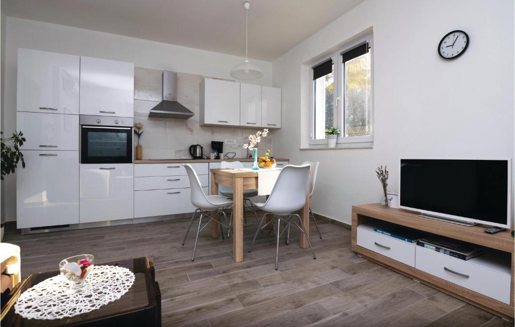 eine Küche und ein Wohnzimmer mit einem Tisch und einem TV in der Unterkunft Nice Apartment In Zadar With 1 Bedrooms And Wifi in Zadar
