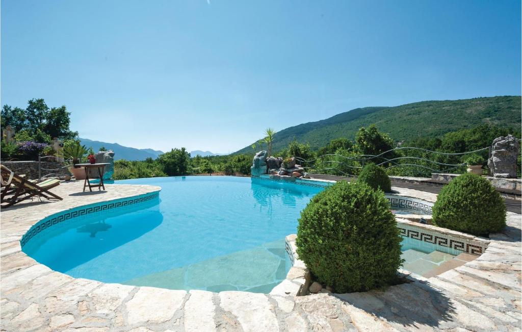una piscina con una montaña en el fondo en 7 Bedroom Gorgeous Home In Grabovac, en Grabovac