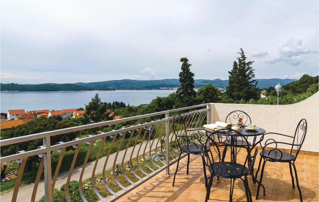 d'un balcon avec une table et des chaises et une vue sur l'eau. dans l'établissement Amazing Apartment In Orebic With 1 Bedrooms And Wifi, à Orebić