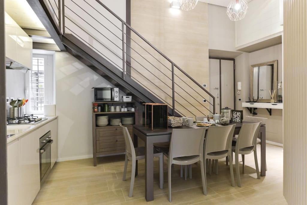 kuchnia i jadalnia ze stołem i krzesłami w obiekcie Luxury Home Vittoria w Rzymie