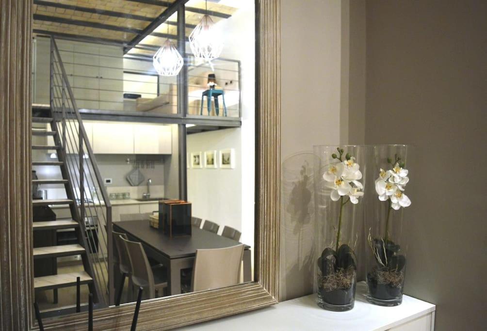 lustro siedzące na blacie obok jadalni w obiekcie Luxury Home Vittoria w Rzymie