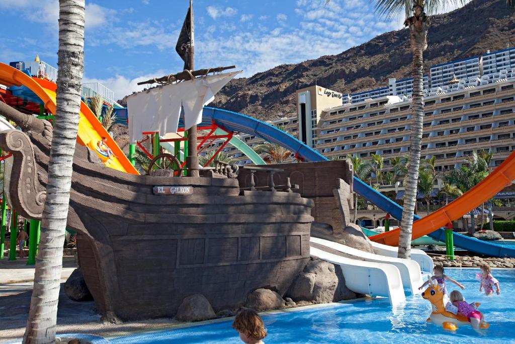 Bazén v ubytování Hotel LIVVO Lago Taurito & Aquapark nebo v jeho okolí