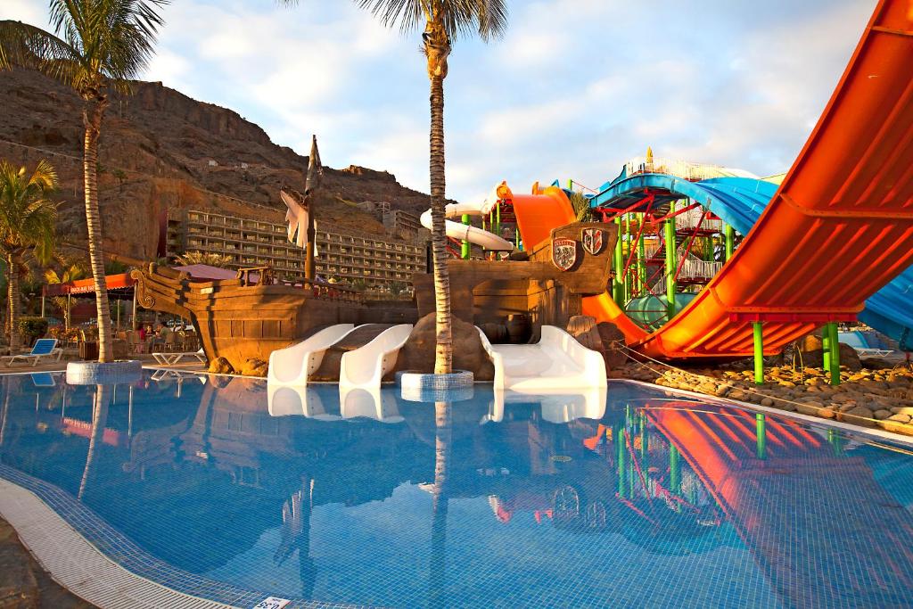 een zwembad in een attractiepark met een glijbaan bij Hotel LIVVO Lago Taurito & Aquapark in Taurito
