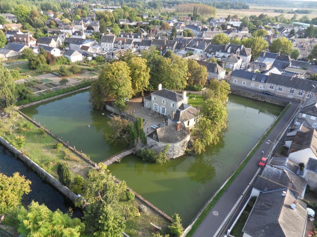 una vista aerea di una città con un fiume di Les Douves a Onzain