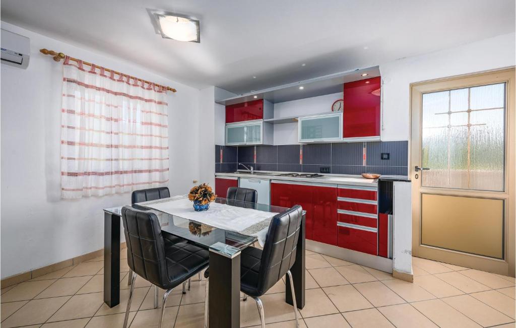 Kuchyň nebo kuchyňský kout v ubytování Holiday Home Hrboki V