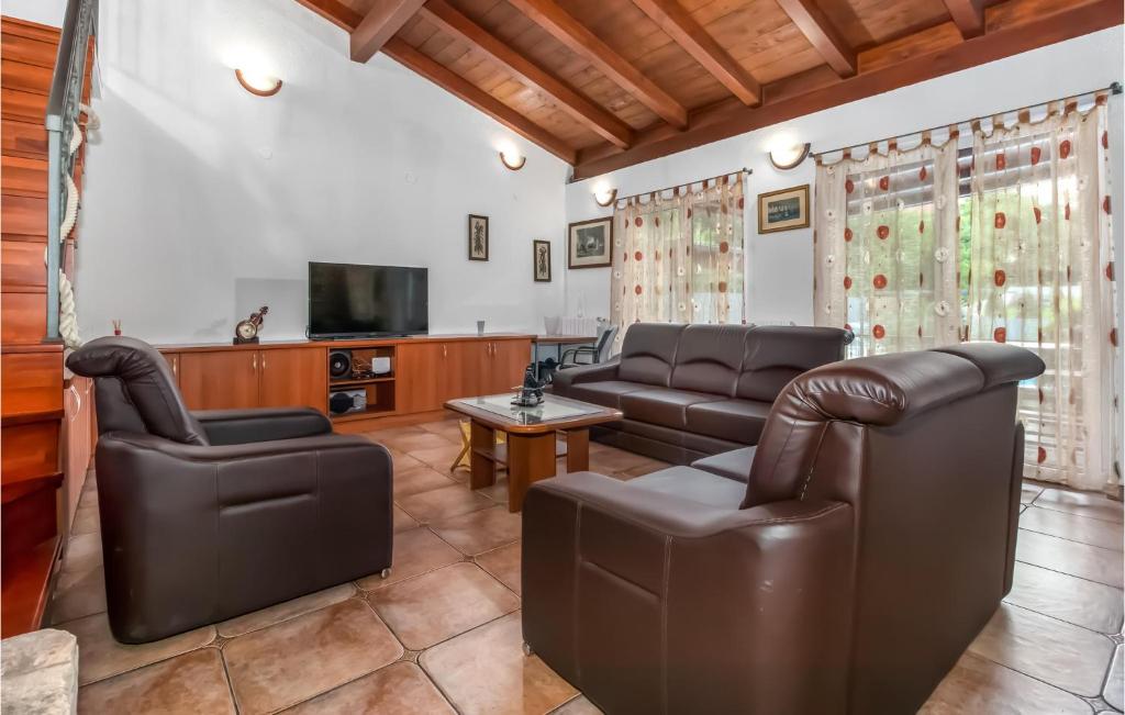 Posezení v ubytování 3 Bedroom Cozy Home In Hreljin