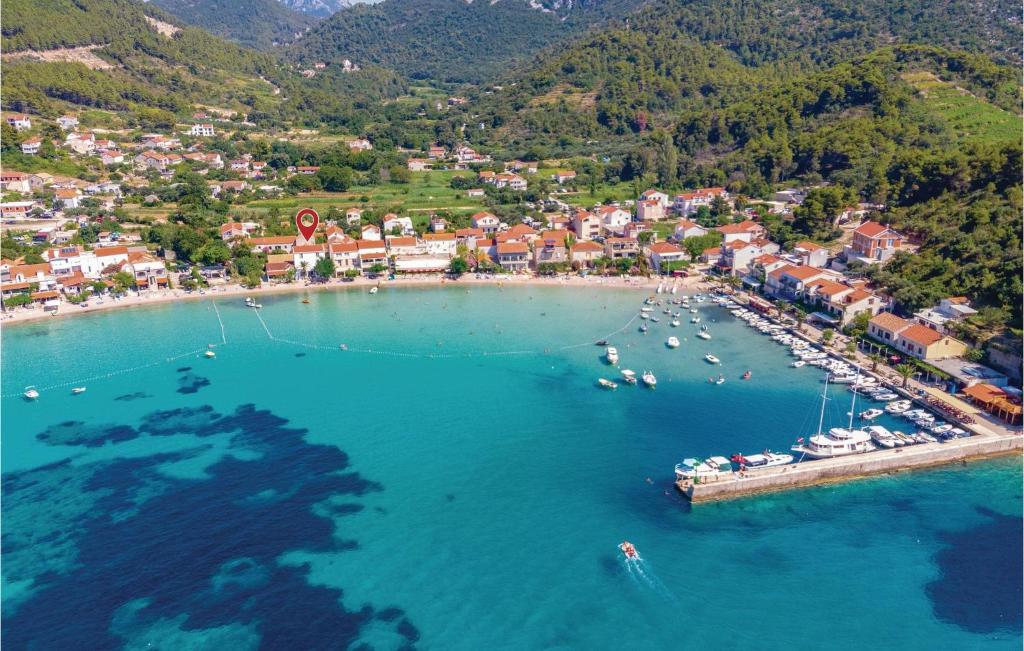 - une vue aérienne sur une plage avec des bateaux dans l'eau dans l'établissement Stunning Home In Zuljana With House Sea View, à Žuljana