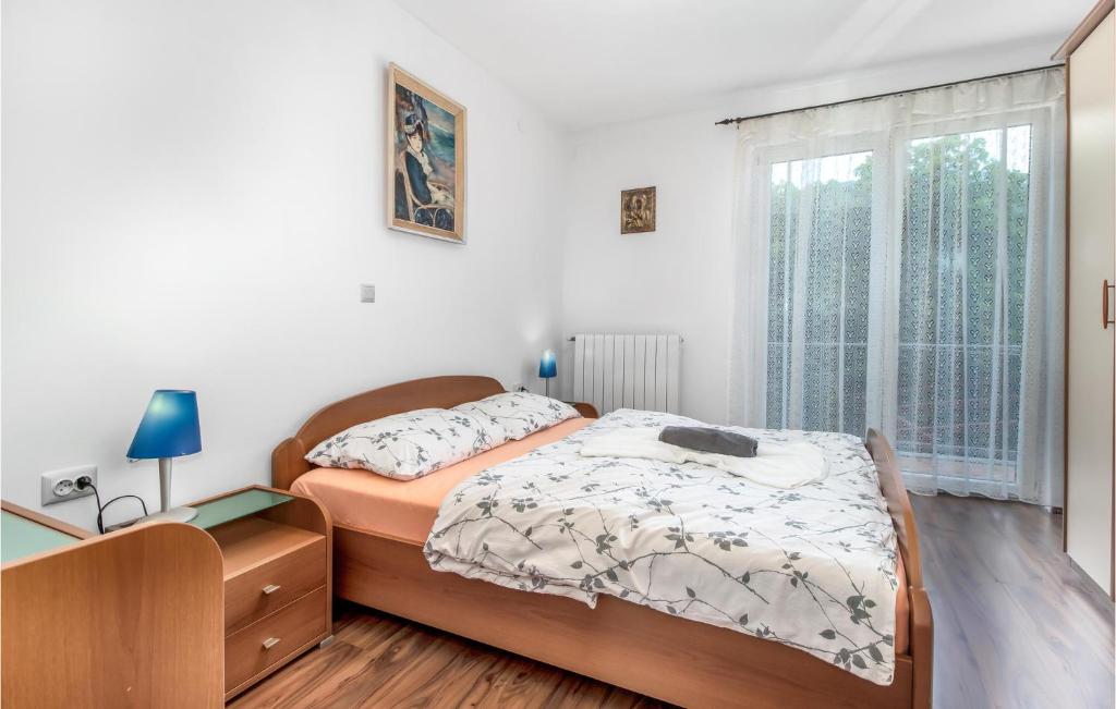 Postel nebo postele na pokoji v ubytování 3 Bedroom Cozy Home In Hreljin