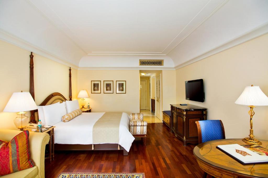 TV a/nebo společenská místnost v ubytování The Leela Palace Bengaluru
