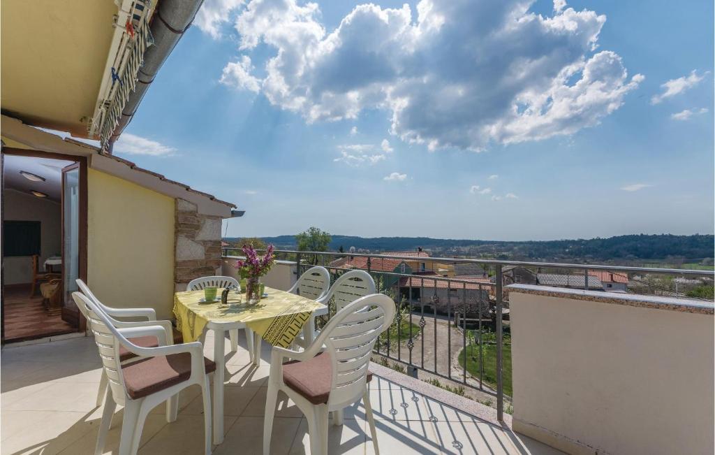 Balkón nebo terasa v ubytování Two-Bedroom Apartment In Veli Jezenj
