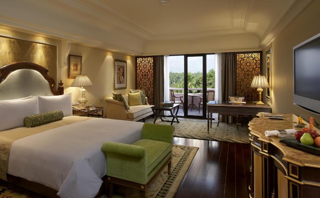 Postel nebo postele na pokoji v ubytování The Leela Palace Bengaluru