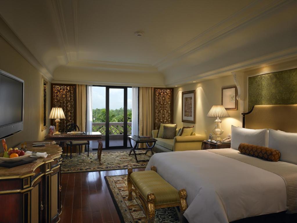 Postel nebo postele na pokoji v ubytování The Leela Palace Bengaluru