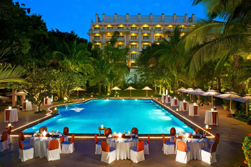Bazén v ubytování The Leela Palace Bengaluru nebo v jeho okolí