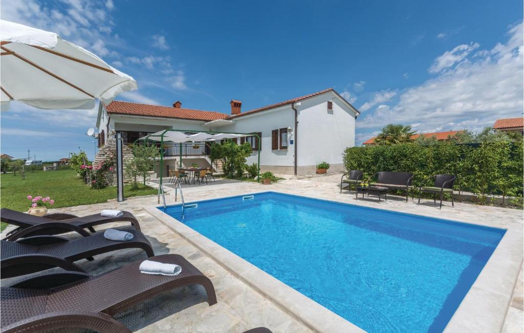 uma villa com uma piscina e uma casa em Stunning Home In Brtonigla With Kitchen em Brtonigla