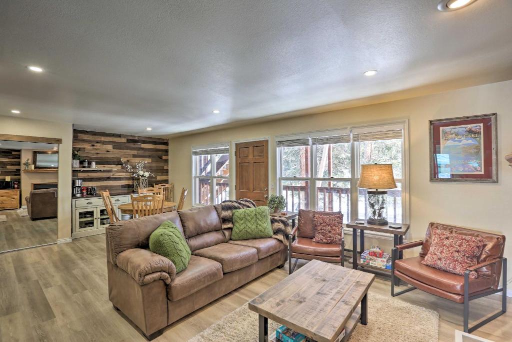 een woonkamer met een bank en een tafel bij Walk to Marina Rustic Grand Lake Retreat! in Grand Lake