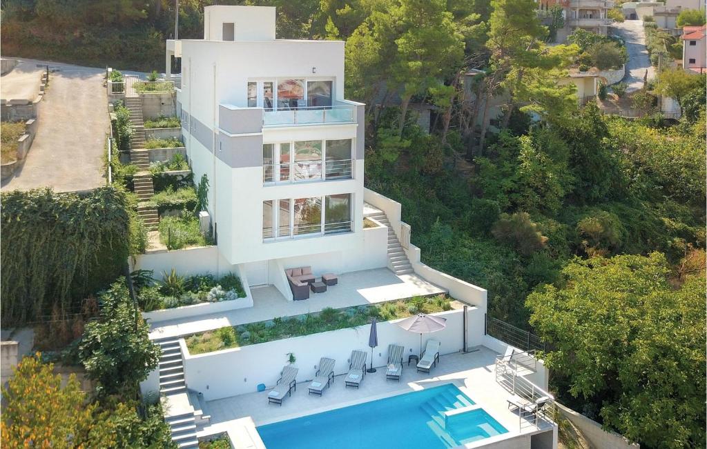 una vista aérea de una casa blanca con piscina en 4 Bedroom Gorgeous Home In Podstrana, en Podstrana