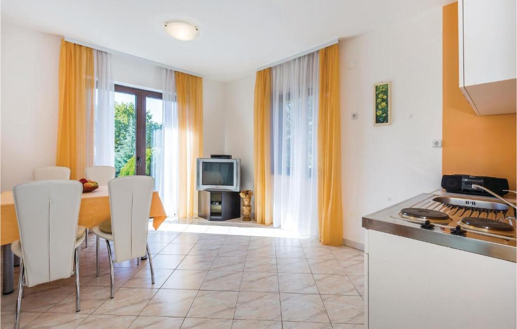 Kuchnia lub aneks kuchenny w obiekcie 2 Bedroom Gorgeous Apartment In Matulji