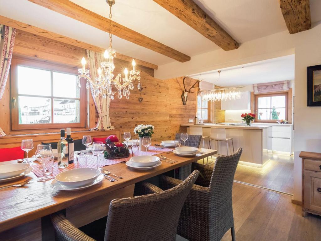 エルマウにあるCharming Chalet in Ellmau near Skiwelt Ski Areaのダイニングルーム(長い木製テーブル、椅子付)